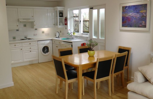 Totland Bay Cottage | 'Cliffway', a peaceful cottage, own gdn, SEA VIEW, 5min walk beach/restaurants