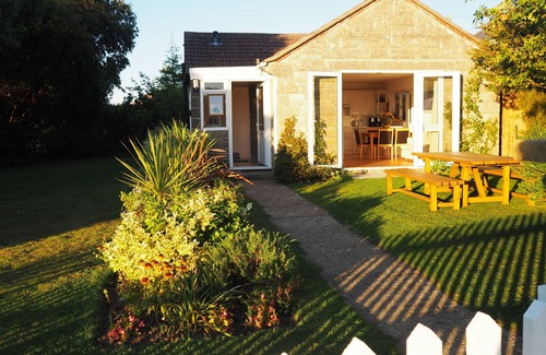 Totland Bay Cottage | 'Cliffway', a peaceful cottage, own gdn, SEA VIEW, 5min walk beach/restaurants