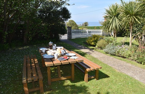 Totland Bay Cottage | 'Cliffway', a peaceful cottage, own gdn, SEA VIEW, 5min walk beach/restaurants