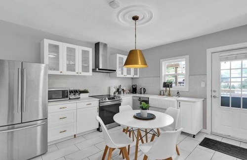 Niagara Falls House | Clifton Hill family Oasis w/Fitness space/Hot Tub and Outdoor Theatre