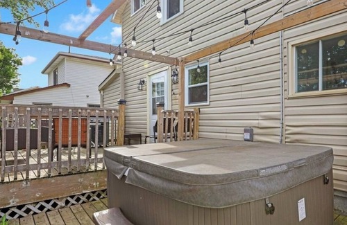 Niagara Falls House | Clifton Hill family Oasis w/Fitness space/Hot Tub and Outdoor Theatre