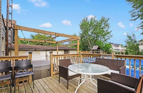 Niagara Falls House | Clifton Hill family Oasis w/Fitness space/Hot Tub and Outdoor Theatre
