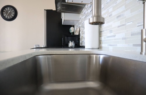 Niagara Falls House | Clifton Hill Retreat