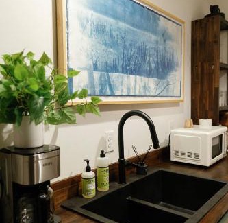 Campton House | “Climber's Den” Rare Cliffside Stay w/HotTub RRG