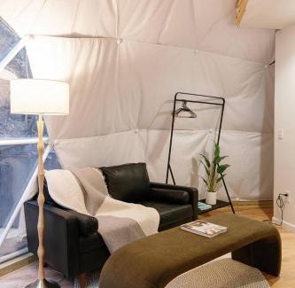 Campton House | “Climber's Den” Rare Cliffside Stay w/HotTub RRG