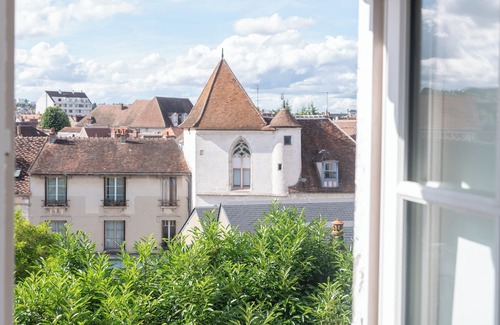 Auxerre Apartment | Clos St Eusèbe, 4-star furnished apartment in the heart of town.