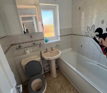 Thamesmead House | Close London City Airport- PetOK - Free Parking
