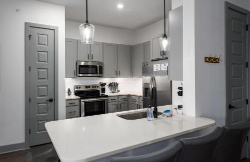 Crestline Heights Apartment | Close to 280 shopping restaurants Grandview Med Ctr
