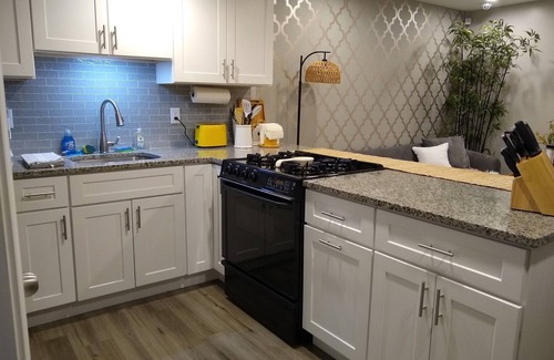 Geneva Apartment | Close to 3rd St & Train to Chicago/Pets w fee/WIFI/W&D/Park Free/PrivateEntry