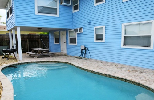 Ilexhurst Villa | Close to beach, trolley, shops and restaurants!