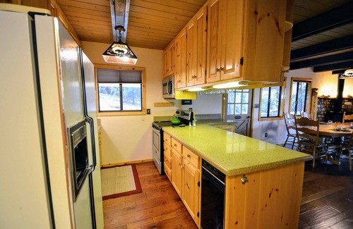 Camp Connell Cabin | Close to Bear Valley Ski Resort, Big Trees State Park, Hiking trails, and Lakes.
