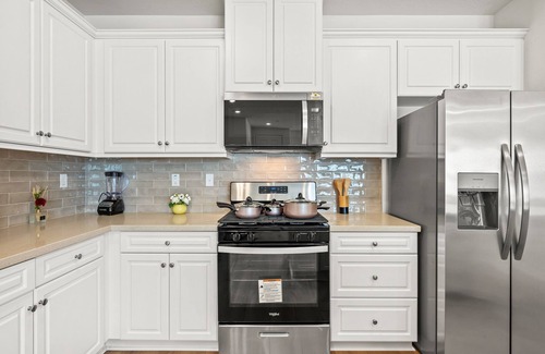 Ontario Condo | close to business district/Airport/free way