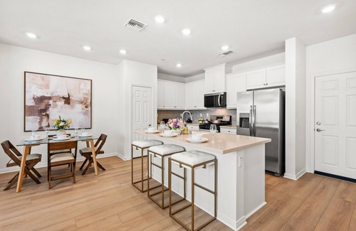 Ontario Condo | close to business district/Airport/free way