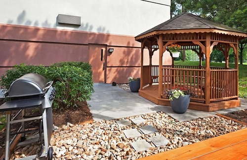 Ashley Oaks House | Close to Concord Park! Pet-friendly Suite with Private Kitchen! Parking, Gazebo!
