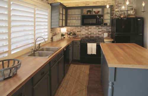 Bedford House | Close to DFW airport, sport venues, steps to running/bicycling trail & shopping