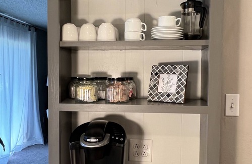 Bedford House | Close to DFW airport, steps to running/bicycling trail, shopping & sport events