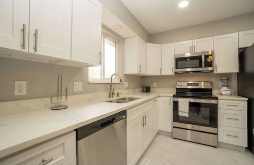 Allendale Area House | Close to Downtown| Sleeps 8 | Private Backyard