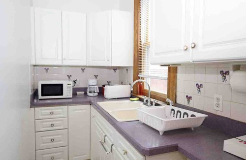 West New Haven Apartment | Close to Downtown-Yale-Spacious-Free Wine