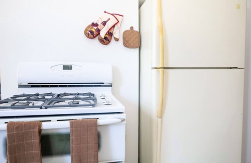 West New Haven Apartment | Close to Downtown-Yale-Spacious-Free Wine