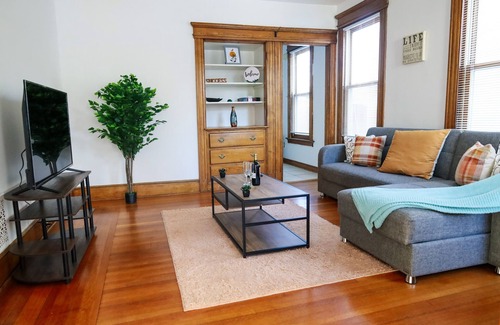 West New Haven Apartment | Close to Downtown-Yale-Spacious-Free Wine
