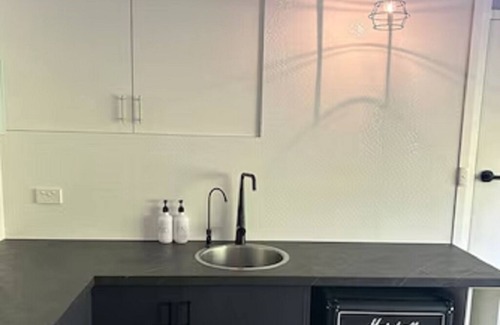 Darlington Apartment | Close to Flinders Hospital & Uni ,Pub,restaurants,Westfield , Beach. Park views.