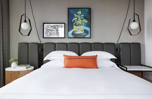 Downtown Fort Worth Hotel | Close to Fort Worth Botanic Garden and Fort Worth Zoo! Pets Allowed for Free!