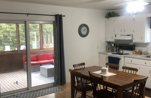 Lakeside Cottage | Close to golf and spa! Lakeside Beach Cottage