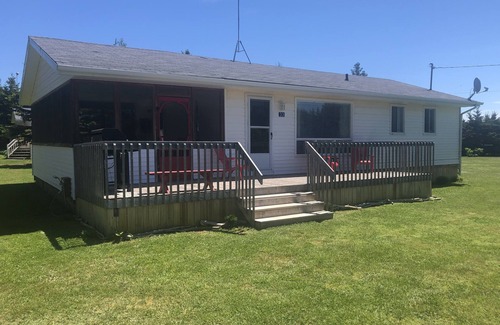 Lakeside Cottage | Close to golf and spa! Lakeside Beach Cottage