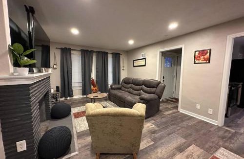 Columbia House | ~Close to Hosp and DT~sleeps 11~