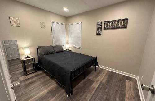 Columbia House | ~Close to Hosp and DT~sleeps 11~