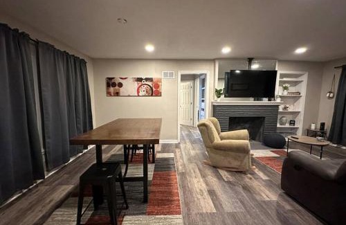 Columbia House | ~Close to Hosp and DT~sleeps 11~