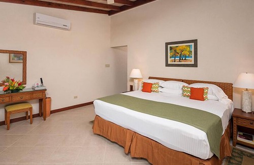 Maynards Hotel | Close to Mullins Beach and Animal Flower Cave! Outdoor Pools, Parking!