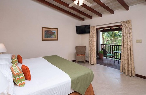 Maynards Hotel | Close to Mullins Beach and Animal Flower Cave! Outdoor Pools, Parking!