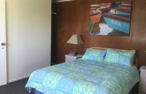Bowentown House | Close to ocean beach, harbour , boating club