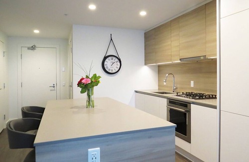 Inner Harbour Condo | Close to Ocean/Near Downtown/Wifi/Secure Parking/Outdoor Pool/Gym