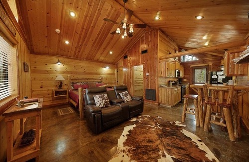 Hochatown Cabin | Close to restaurants & state park. Sleeps 2. Hot tub.