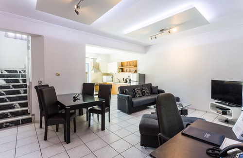 Houdetsi Villa | Close to Sandy Beach & Amenities