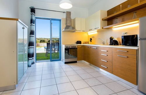 Houdetsi Villa | Close to Sandy Beach & Amenities