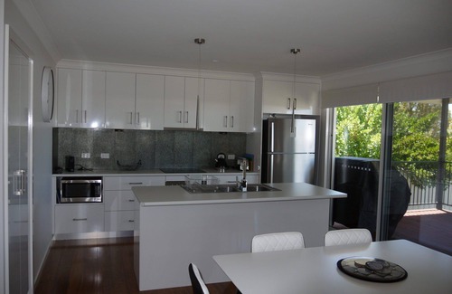 Bridport Villa | Close to Shops and Restaurants