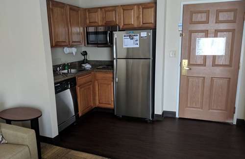 East Paris Condo | Close to the Airport! | Free Breakfast + Seasonal Outdoor Pool + Hot Tub