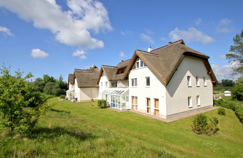 Lobbe Apartment | Close to the beach with terrace, use of swimming pool and sauna - Strandhaus Mönchgut FeWo09