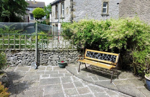 Peak District National Park Cottage | Close to the village centre with many walks and cycle routes from the doorstep.