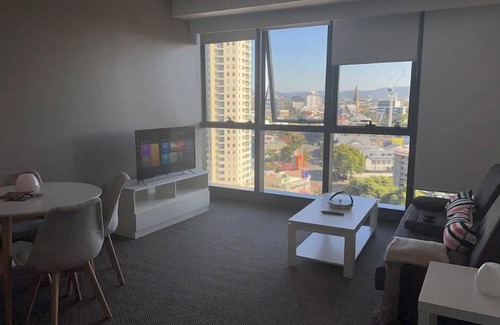 Wooloowin Apartment | Cloud 17 Retreat - Meriton Soleil Private Apt 1B