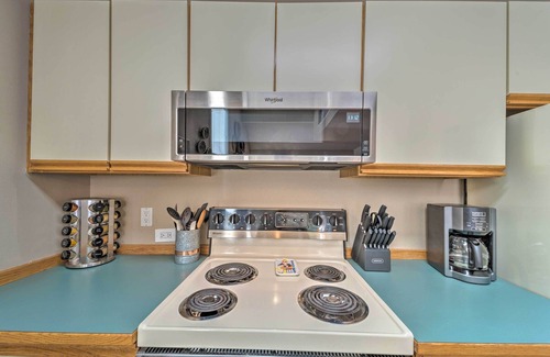Cloudcroft House | Cloudcroft Townhome w/Deck - 1 Mi to Burro Ave!