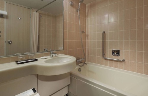 Minato Hotel | Club Deluxe King hotel with AC, fitness room, WiFi in brilliant Minato City