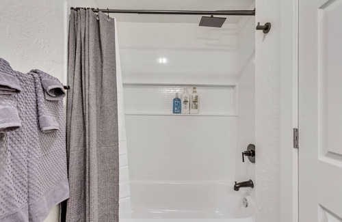 Salt Lake City House | Cluster of 3 townhomes with 3 hot tubs. 9 bedrooms, 6 bathrooms, sleeps 18