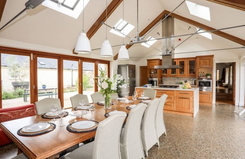 Newborough House | CLYNNOG HOUSE, pet friendly, with a garden in Newborough