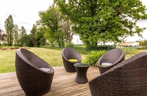 Saint-Philbert-de-Grand-Lieu Cottage | Cozy Cottage Amidst Nature with Garden, Terraces, and Lake Proximity