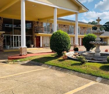 Magnolia Hotel | Coachman's Inn