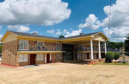 Magnolia Hotel | Coachman's Inn